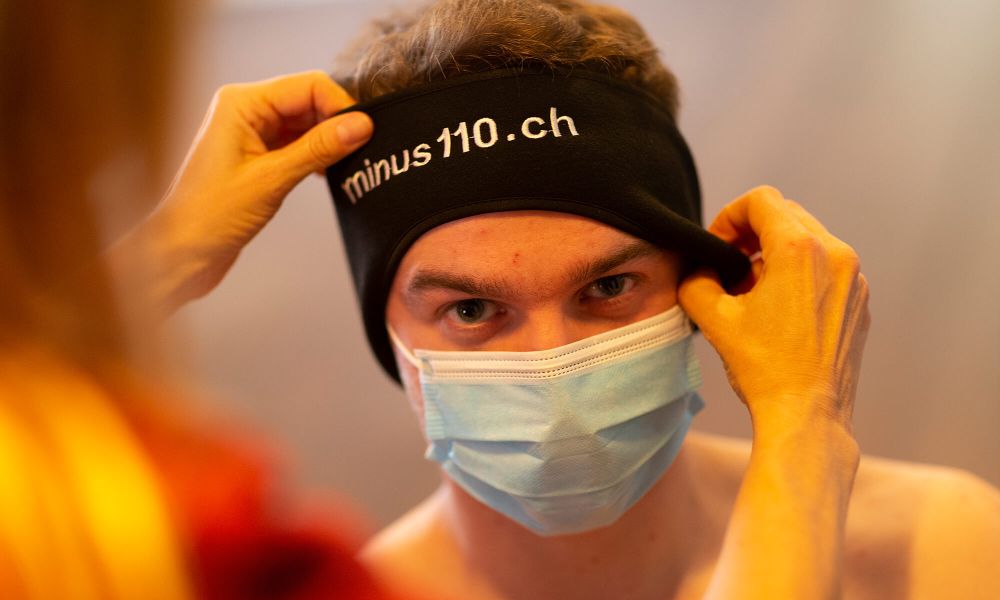 Mann mit Stirnband und Mundschutz bereit für Kältetraining