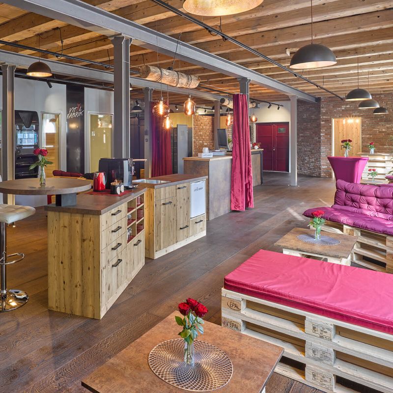 Lounge im Innenraum der Vitalfabrik Rüti